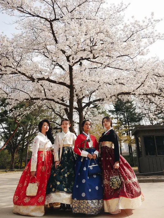 Lihat betapa cantiknya Yura Yunita, Audrey, dan Isyana Sarasvati saat mengenakan busana tradisional Korea, hanbok. (Foto: instagram.com/isyanasarasvati)