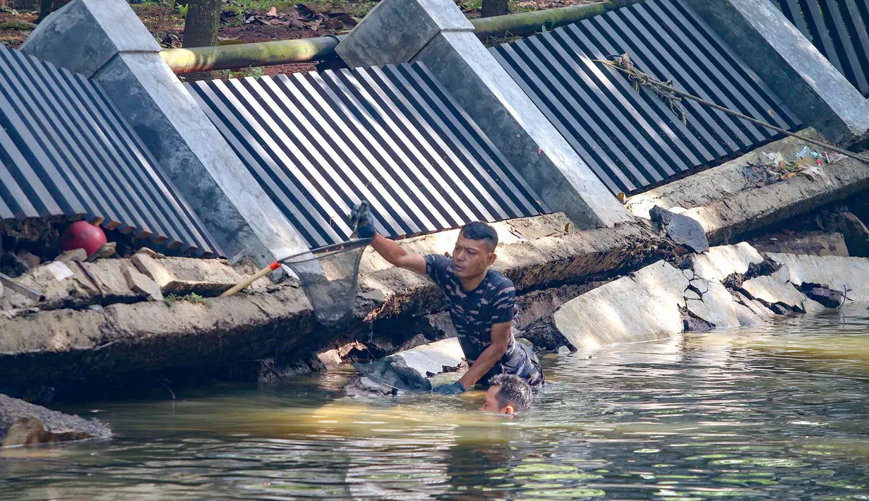Kegiatan ini merupakan bagian dari upaya pengendalian spesies invasif di perairan Jakarta yang dinilai mengganggu keseimbangan ekosistem. Tampak dalam foto, personel TNI AL saat operasi penangkapan ikan sapu-sapu di perairan kawasan Setu Babakan, Jakarta Selatan, Selasa (5/5/2026). (merdeka.com/Arie Basuki)