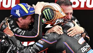 Selebrasi Marco Bezzecchi usai finis pertama balapan MotoGP Valencia 2025 di Sirkuit Ricardo Tormo. (Javier SORIANO / AFP)