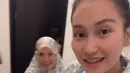 Di media sosialnya, Ayu pun membagikan dirinya memberikan kejutan tengah malam untuk Bilqis dengan membawa kue ulang tahun. Kue ulang tahun yang didapatkan Bilqis perayaan ulang tahunnya ialah cake model beruang putih dan coklat layering. [@ayutingting92]