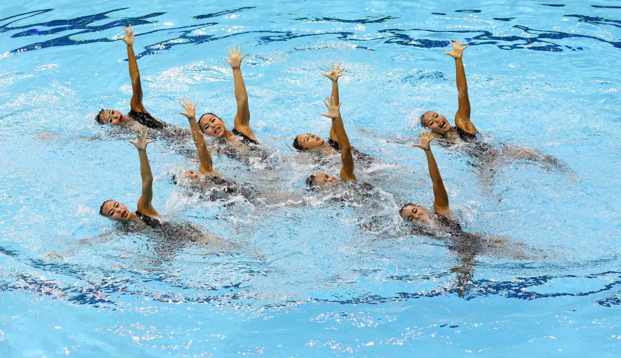 Tim renang indah Indonesia beraksi di nomor Team Technical & Free Routine SEA Games 2015. (Bola.com/Arief Bagus)