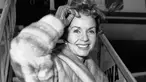 Debbie Reynolds saat akan berangkat dari New York ke Spanyol ( 6 Maret 1959 ). Debbie meninggal pada usia 84 tahun karena serangan stroke.  (AP Photo / John Rooney)
