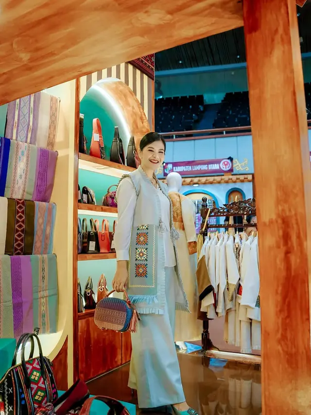 OOTD Kece Kahiyang Ayu Padukan Heels Rp20 Jutaan dengan Busana Etnik Karya Desainer Lokal