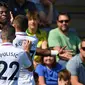 Para pemain Chelsea merayakan gol yang dicetak Tammy Abraham ke gawang Norwich pada laga Premier League di Stadion Carrow Road, Norwich Sabtu (24/8). Norwich kalah 2-3 dari Chelsea. (AFP/Daniel Leal-Olivas)