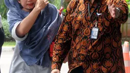 Istri muda Bupati Bengkulu Selatan Dirwan Mahmud, Heni Dirwan tiba untuk diperiksa di Gedung KPK, Jakarta, Rabu (16/5). Empat orang diamankan di rumah pribadi Bupati Bengkulu Selatan Dirwan Mahmud terkait suap proyek. (Merdeka.com/Dwi Narwoko)