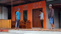 Warga yang beragama Islam berpatroli di rumah milik umat Hindu yang sedang ditinggal sembahyang Nyepi di Pura.(Liputan6.com/Fajar Abrori)