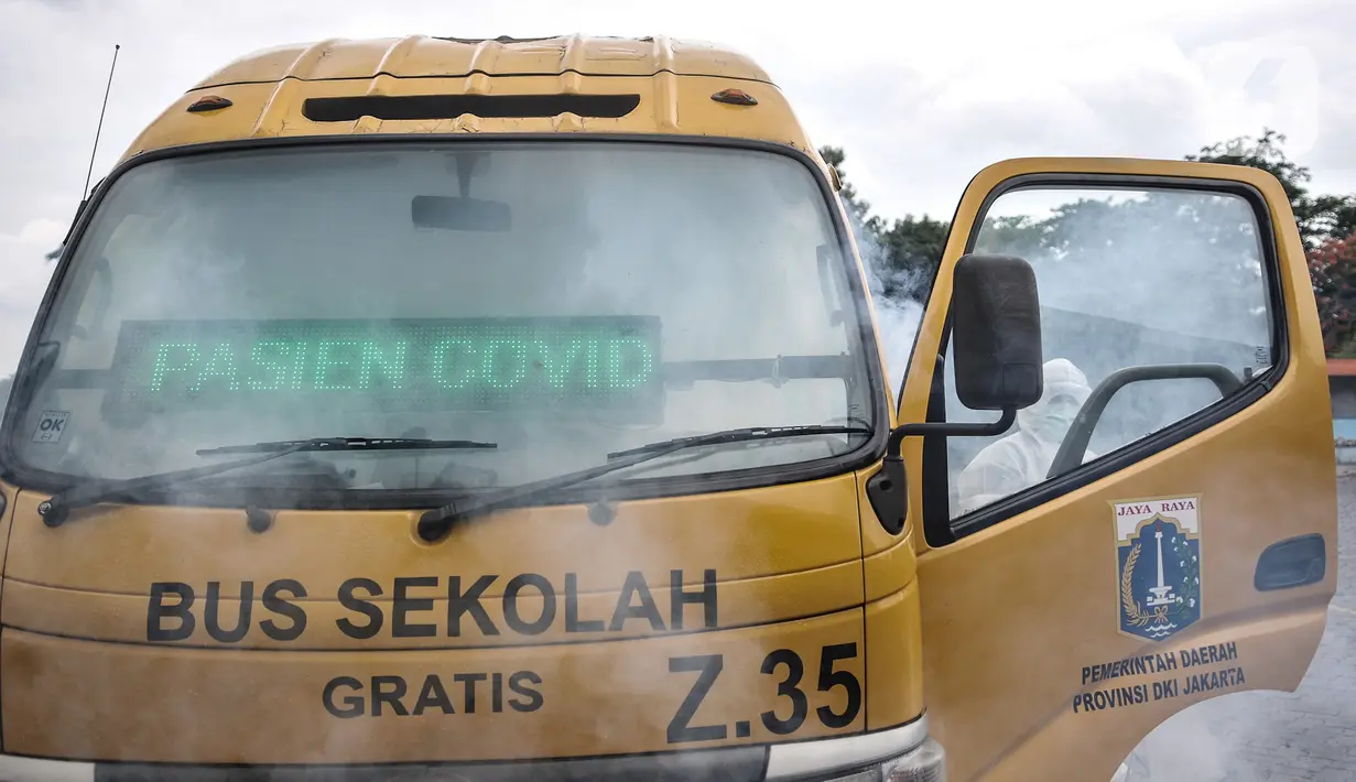 Pengasapan antibakteri pada bus sekolah di Pool Unit Pelayanan Angkutan Sekolah (UPAS) DKI Jakarta, Kramat Jati, Selasa (5/1/2021). Sterilisasi dan pengasapan antibakteri bus sekolah dilakukan usai digunakan mengangkut pasien terpapar Covid-19 menuju rumah sakit rujukan. (merdeka.com/Iqbal Nugroho)