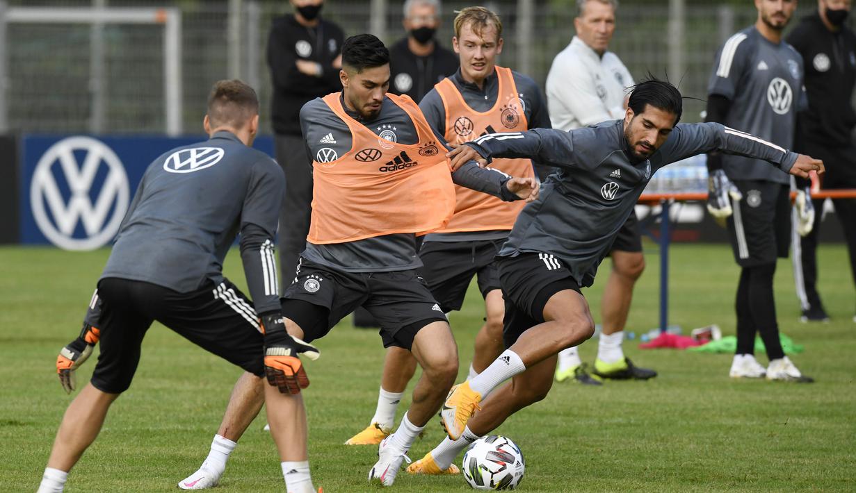 Pemain Timnas Jerman, Suat Serda dan Emre Can, berebut bola saat sesi latihan jelang laga UEFA Nations League di Stuttgart, Senin (31/8/2020). Jerman akan berhadapan dengan Spanyol. (AFP/Thomas Kienzle)