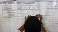 Petugas melakukan perhitungan rekapitulasi surat suara di Kecamatan Menteng, Jakarta, Kamis (25/4). Hingga hari ini proses rekapitulasi suara di kecamatan Menteng telah merampungkan 55 persen dari total 246 di Kecamatan Menteng. (Liputan6.com/Johan Tallo)