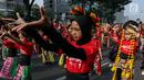 Penari menampilkan tarian khas Indonesia saat car free day (CFD) di Jalan Sudirman, Jakarta, Minggu (4/8/2019). Acara yang bertujuan untuk merekatkan masyarakat ini digagas Belantara Budaya Indonesia dengan mengampanyekan slogan 'Tunjukkan Indonesiamu'. (Liputa6.com/JohanTallo)