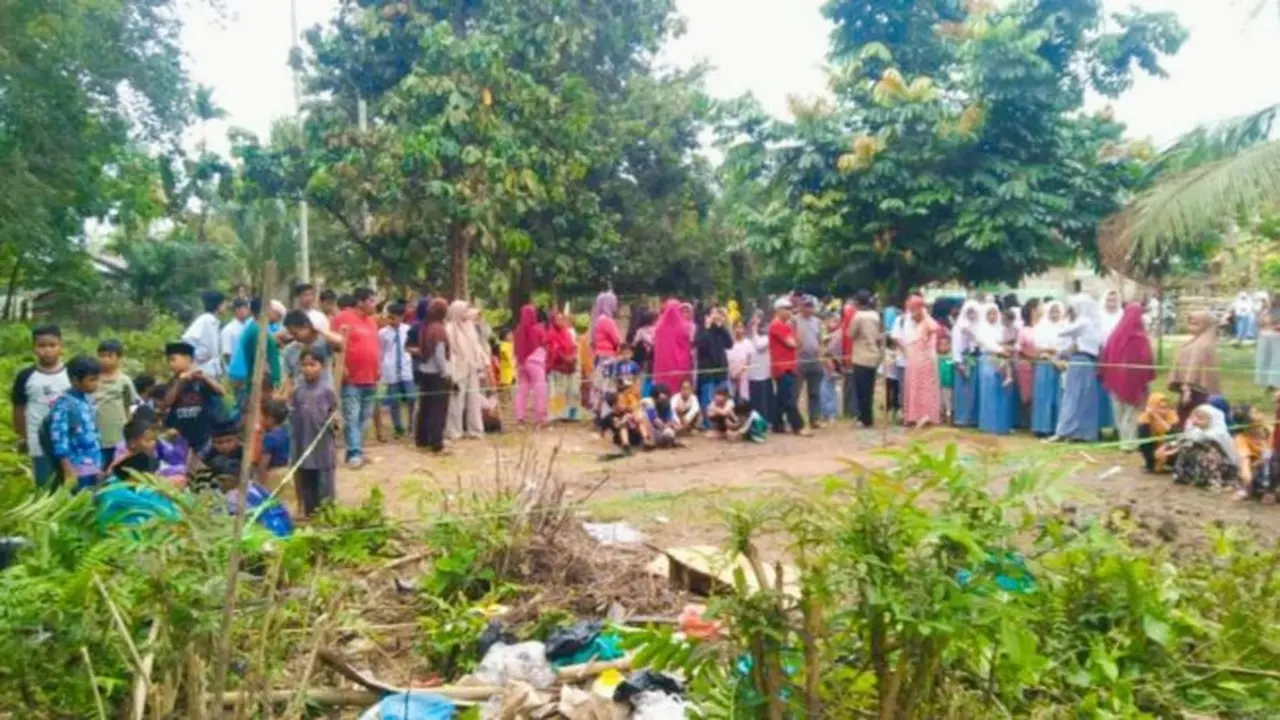 Warga Kabupaten Kuantan Singingi melihat lokasi penemuan mayat bayi setengah terkubur di lokasi perkemahan.