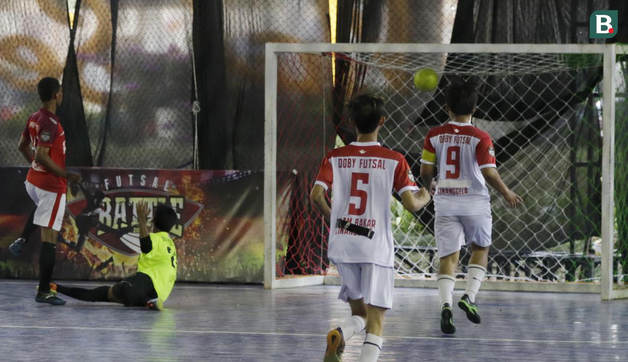 Pemain Doby MCW Banten saat pertandingan melawan Surya Futsal pada laga Super Soccer Futsal Battle di Summarecon Mall Serpong, Sabtu (29/09/2018). Doby MCW Banten takluk 2-8 dari Surya Futsal. (Bola.com/M Iqbal Ichsan)