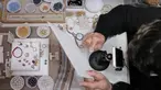 Seorang staf melakukan live streaming mempromosikan aksesori mutiara di Wilayah Xiahu, Zhuji, Provinsi Zhejiang, China (17/2/2020). Sejak munculnya wabah virus corona, pelaku usaha di Xiahu, salah satu basis produksi utama mutiara mempromosikan produk mereka lewat live streaming. (Xinhua/Guo Bin)