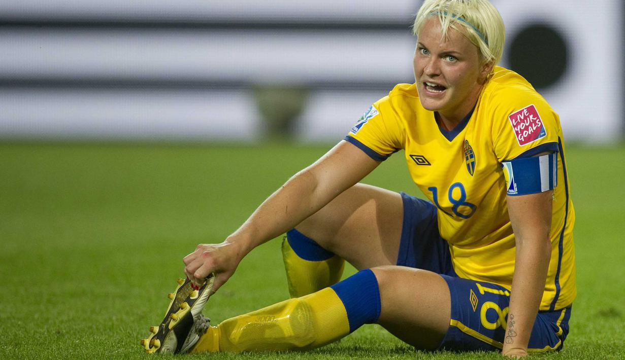 Kapten Timnas sepak bola wanita Swedia, Nilla Fischer, saat bermain di Piala Dunia Wanita 2011. Fischer juga bermain untuk VfL Wolfsburg di Liga Jerman. Kisaran gaji Fischer sekitar $65.000. (AFP/Odd Andersen)