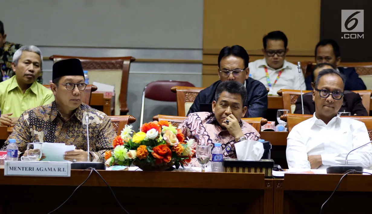 Menteri Agama Lukman Hakim Saifuddin (kiri) dan Menteri Sosial Agus Gumiwang Kartasasmita (kanan) saat mengikuti rapat kerja bersama Komisi VIII DPR terkait RKA K/L Tahun 2019 di Jakarta, Rabu (24/10). (Liputan6.com/JohanTallo)