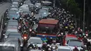 Kondisi arus lalu lintas saat jam pulang kerja di Jalan Gatot Subroto, Jakarta, Senin (24/10). Study on Integrated Transportation Master Plan Phase II mengungkapkan kemacetan menimbulkan kerugian Rp 75 triliun per tahun. (Liputan6.com/Helmi Fithriansyah)