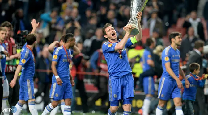 Gelandang Chelsea Frank Lampard rayakan kesuksesan menjuarai Liga Europa. (AFP/Patrik Stollarz)