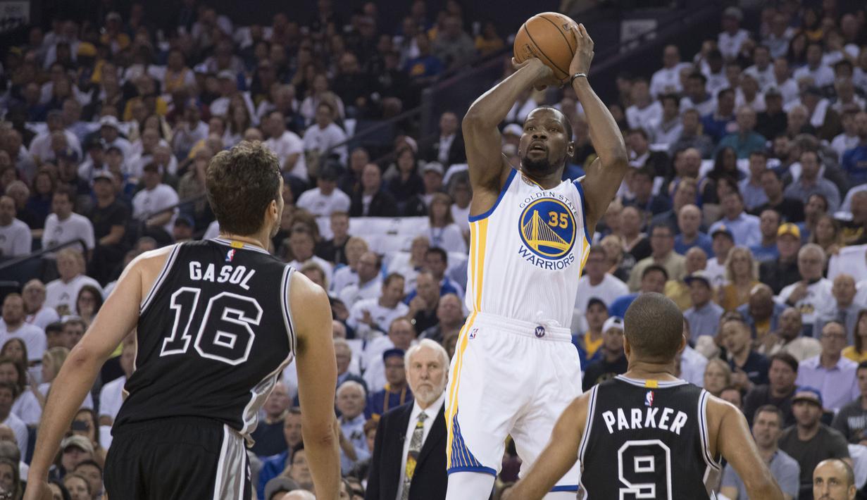 Golden State Warriors forward, Kevin Durant #35 melakukan percobaan tembakan ke jaring San Antonio Spurs pada laga perdana NBA di Oracle Arena, Rabu (26/10/2016) WIB. (Reuters/Kyle Terada-USA TODAY Sports)