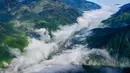 Foto dari udara menunjukkan pemandangan hamparan awan di Taman Nasional Wuyishan, Provinsi Fujian, China tenggara (1/12/2020). Taman Nasional Wuyishan memiliki vegetasi hutan primer seluas 210,7 kilometer persegi dilestarikan di taman nasional tersebut. (Xinhua/Jiang Kehong)