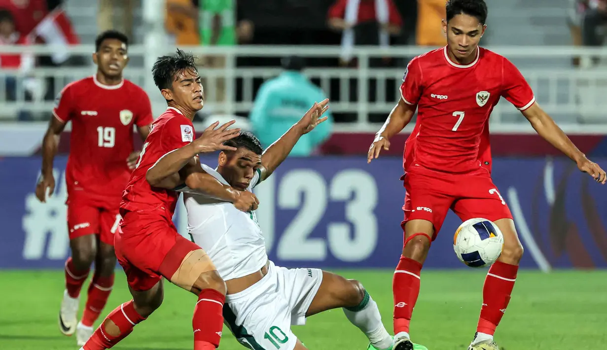 Timnas Indonesia U-23 kembali menelan pil pahit dan harus mengakui keunggulan Irak dengan skor 1-2. (Karim JAAFAR/AFP)