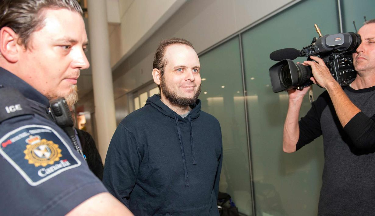 Joshua Boyle tersenyum saat tiba di bandara Toronto, Kanada (13/10). Pria asal Kanada ini disandera bersama istrinya Caitlin Coleman, dan ketiga anaknya oleh pasukan taliban di Afghanistan. (Nathan Denette / The Canadian Press via AP)