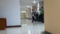 KPK menggeledah ruangan di Kantor DPRD DKI Jakarta. (Merdeka.com)