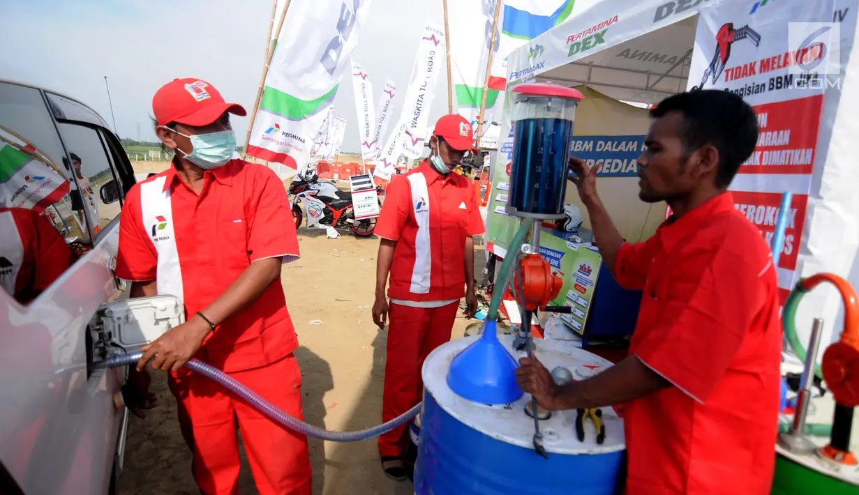 PT Pertamina membatasi pengisian BBM di jalan tol fungsional hanya 10 liter per mobil, karena untuk mengantisipasi antrean panjang dan kekurangan pasokan BBM di jalan tol itu, Jawa Tengah, Rabu (21/6). (Liputan6.com/Gempur M Surya)