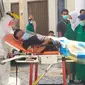 Evakuasi warga terkonfirmasi Covid-19 di Riau oleh petugas medis untuk dibawa ke fasilitas isolasi terpadu. (Liputan6.com/M Syukur)