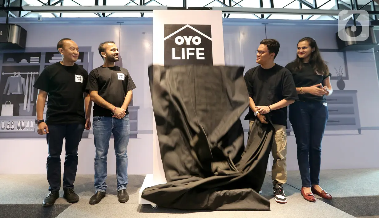 Jajaran Country Head OYO Hotels & Homes Indonesia dan Youtuber pada peluncuran OYO Life di Jakarta, Rabu (9/10/2019). Peluncuran OYO Life menjadi bagian penting dari komitmen investasi OYO sejumlah US$ 300 juta untuk mengembangkan industri hospitality di Indonesia. (Liputan6.com/Fery Pradolo)