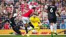 Pemain Manchester United Marcus Rashford (tengah) mencetak gol ke gawang Arsenal pada pertandingan sepak bola Liga Premier Inggris di Stadion Old Trafford, Manchester, Inggris, 4 September 2022. Manchester United menang atas Arsenal dengan skor 3-1. (AP Photo/Dave Thompson)