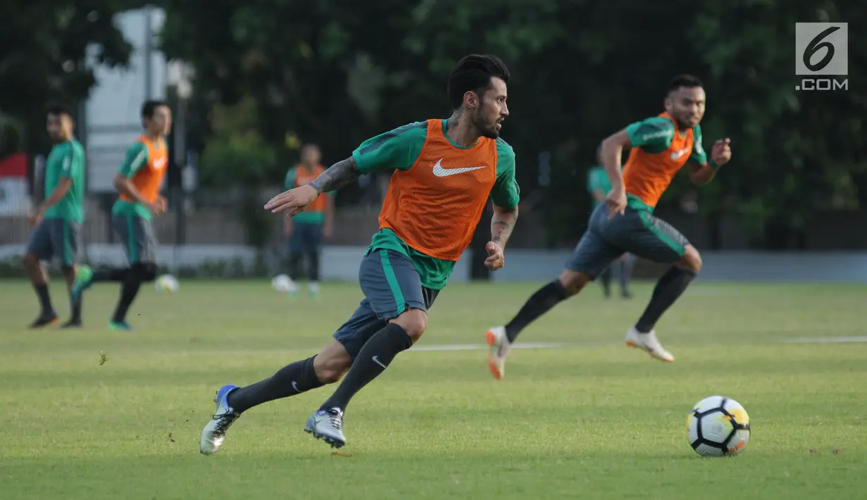 Pemain Timnas Indonesia U-23 bersiap melakukan latihan di Lapangan A Kompleks GBK, Jakarta, Kamis (21/6). Timnas Indonesia U-23 akan melakoni laga uji coba melawan Korsel U-23, Sabtu (23/6). (Liputan6.com/Helmi Fithriansyah)