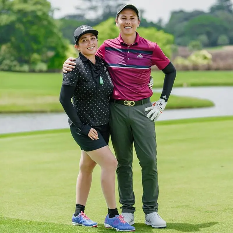 7 Momen Andhika Pratama dan Ussy Sulistiawaty yang Kini Hobi Main Golf