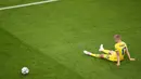 Pemain Ukraina Oleksandr Zinchenko terduduk di lapangan usai menghadapi Austria pada pertandingan Grup C Euro 2020 di Stadion National Arena, Bucharest, Rumania, Senin (21/6/2021). Ukraina kalah 0-1. (Mihai Barbu/Pool Photo via AP)