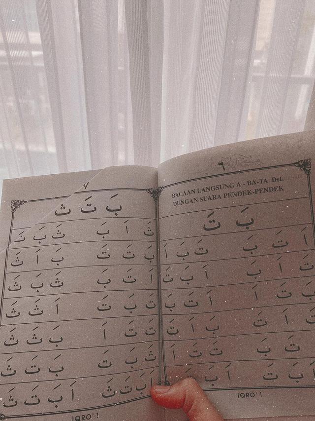 6 Potret DJ Katty Butterfly Belajar Mengaji, Makin Dalami Ilmu Agama