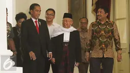 Presiden Jokowi saat menerima delapan tokoh dari organisasi lintas agama di Istana Merdeka, Jakarta, Selasa (16/5). Perwakilan organisasi yang hadir antara lain PBNU, Muhammadiyah, MUI, Wali Gereja Indonesia, PGI dan lainnya. (Liputan6.com/Angga Yuniar)