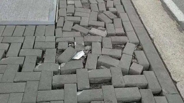 6 Potret Paving di Trotoar Jalan Ini Nyeleneh, Bikin Geleng Kepala