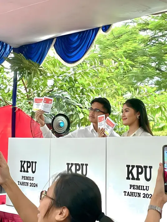 Beda lagi dengan gaya mantu perempuan lainnya dari Presiden Jokowi, Erina Gudono. Erina berpose berdua dengan sang suami, Kaesang tampil elegan dengan rambut yang ditata half-ponytail. [Foto: Instagram/erinagudono]