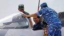 Presiden Jokowi bersama Panglima TNI Jenderal Gatot Nurmantyo dan Kasau Marsekal TNI Agus Supriatna saat meninjau kokpit jet tempur Sukhoi Su-27/30 dalam Latihan Tempur Angkasa Yudha 2016 di Natuna, Kepulauan Riau, Kamis (6/10). (REUTERS/Beawiharta)