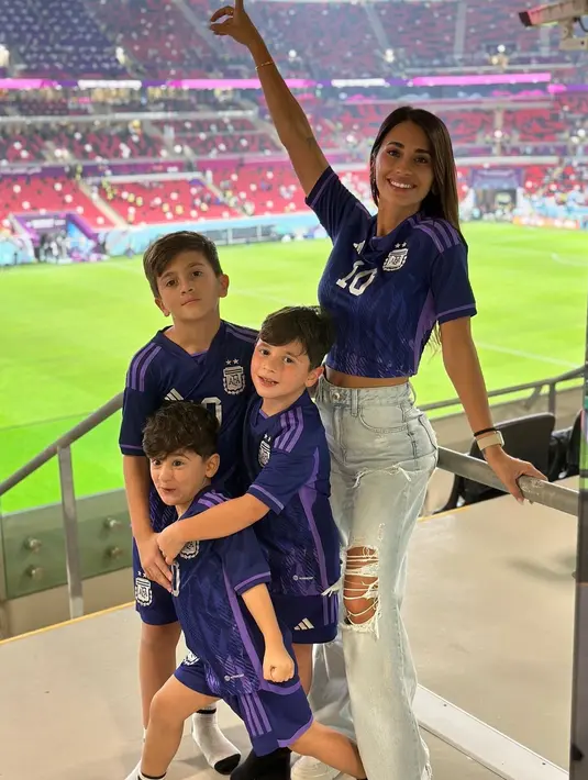 Ketiga jagoannya yaitu Thiago, Mateo, dan Ciro tak pernah absen menyaksikan pertandingan ayah mereka. @antonelaroccuzzo.