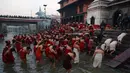 Festival Swasthani dirayakan oleh umat Hindu di Nepal sebagai penghormatan kepada Dewa Madhavnarayan dan Dewi Swasthani, Selasa (20/1/2015). (AFP Photo/Prakash Mathema)