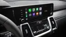 Sorento sudah dibekali head unit touchscreen berukuran 10,3 inci dengan fitur Apple Carplay dan Android Auto. AC sudah dibekali dengan fitur dual zone climate-control untuk membedakan suhu penumpang depan dan pengemudi. Sistem audio mobil ini mengandalkan besutan Bose dengan 12 speaker. (Source: edmunds.com)
