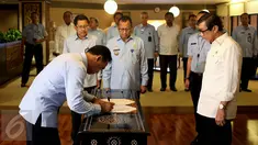 Kepala Kantor Wilayah (Kakanwil) Kementerian Hukum dan Hak Asasi Manusia Riau yang baru I Dewa Putu Gede membubuhkan tanda tangan surat keputusan di Kementerian Hukum dan HAM, Jakarta, Senin (8/5). (Liputan6.com/Johan Tallo)