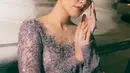 Wajahnya dirias glamor dengan blush on coral di pipi dan lipstik merah matte. Ia juga mengenakan blush on coral serta eyeliner. Rambutnya disanggul updo tanpa aksesori rambut. [@raisa6690]