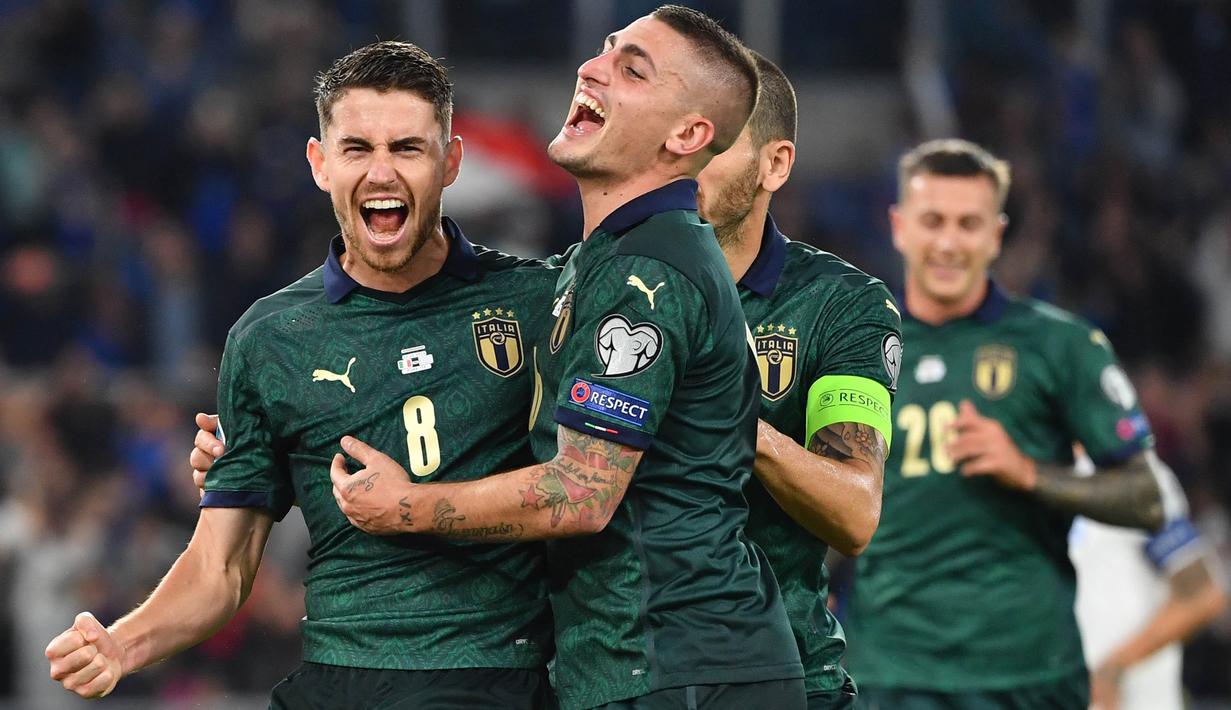 Gelandang Italia, Jorginho, merayakan gol yang dicetaknya ke gawang Yunani pada laga Kualifikasi Piala Eropa 2020 di Stadion Olimpico, Roma, Sabtu (12/10). Italia menang 2-1 atas Yunani. (AFP/Alberto Pizzoli)