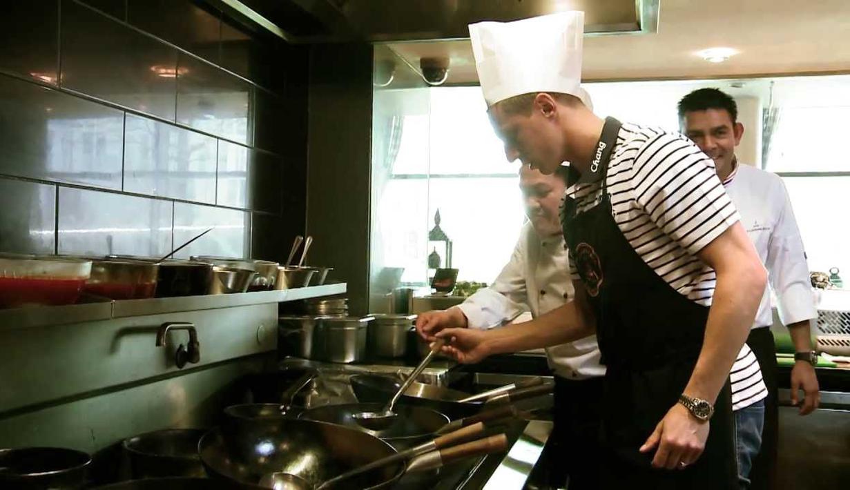 Phil Jagielka belajar memasak makanan Tradisional Thailand dari Chef Kim Kaewkraikhot untuk merayakan Festival Songkran