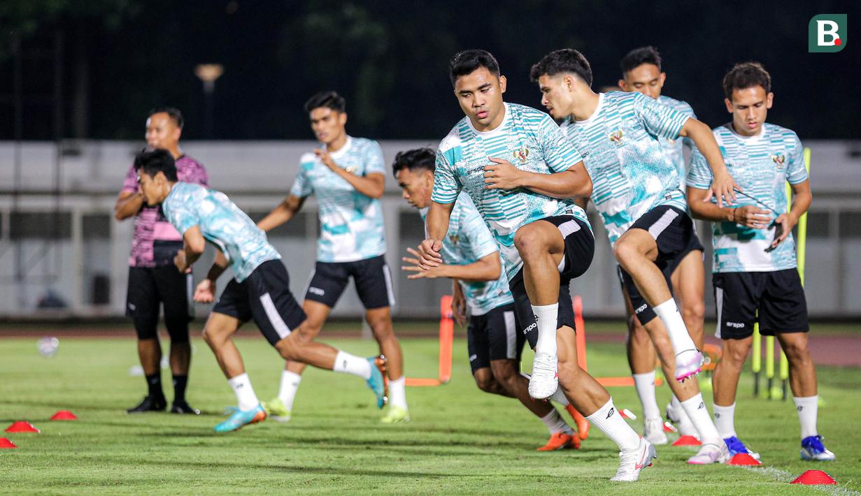 Pemain Timnas Indonesia, Asnawi Mangkualam, menjalani latihan jelang melawan Timnas Vietnam di Stadion Madya, Senayan, Jakarta, Rabu (20/3/2024). (Bola.com/Bagaskara Lazuardi)