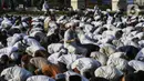 Jemaah melaksanakan salat Idul Adha 1441 H di Masjid Al-Azhar, Jakarta, Jumat (31/7/2020). Pelaksanaan salat Id dilakukan secara berjemaah di masjid atau lapangan dengan menerapkan protokol kesehatan, seperti mengenakan masker dan menjaga jarak. (Liputan6.com/Johan Tallo)