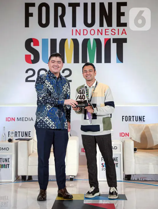 Founder and CEO IDN Media Winston Utomo (kiri) menyerahkan penghargaan kepada pemilik Rans Entertaiment Raffi Ahmad pada Fortune Indonesia Summit 2022 di Jakarta, Kamis (19/5/2022). Fortune Indonesia Summit 2022 mengusung tiga tema besar yaitu impact, growth, dan sustainability. (Liputan6.com/Faizal Fanani)