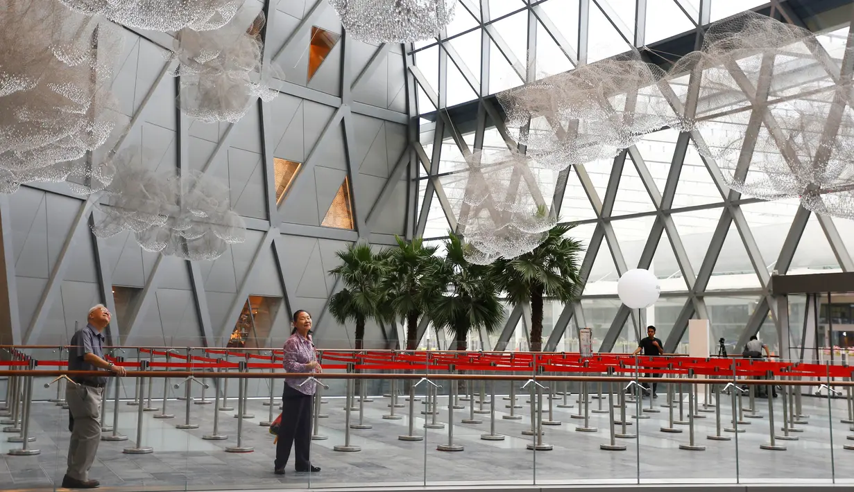 Pengunjung mengamati instalasi seni di Jewel Changi Airport, Singapura, 11 April 2019. Bandara  yang dirancang oleh arsitek kelas dunia Moshe Safdie ini menyuguhkan desain multidimensi yang unik. (REUTERS/Feline Lim)
