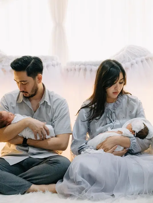 Kekompakan keluarga kecil yang tengah berbahagia ini memang kerap terlihat di berbagai acara. Syahnaz sendiri cukup sering mengunggah aktivitas bersama suami dan kedua anaknya di akun Instagram pribadinya. (Liputan6.com/IG/@syahnazs)